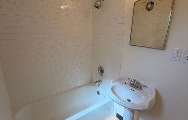 2 beds, 1 bath, 695 sqft, $1,595, Unit 711 - 3