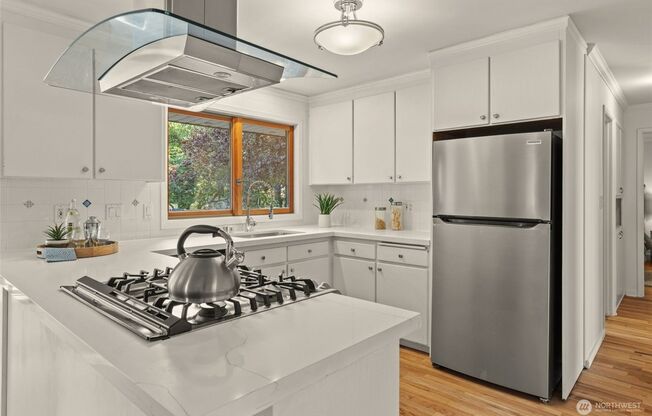 Spacious 4 Bed / 2 Bath Rambler in Edmonds – Vaulted Ceilings & Sunny Layout