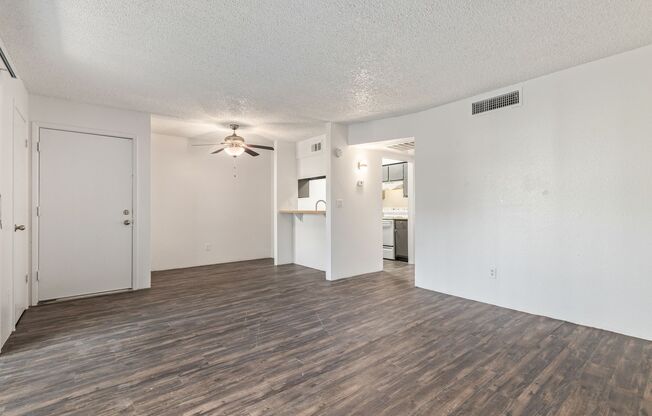 1 bed, 1 bath, 680 sqft, $1,095, Unit 220