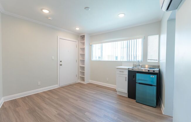 Studio, 1 bath, 350 sqft, $1,748, Unit 300