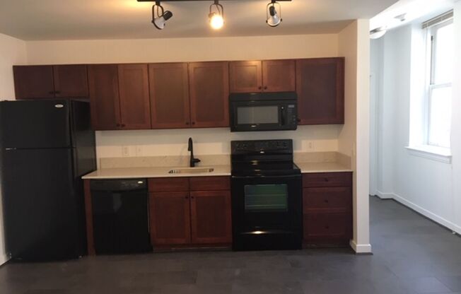 2 beds, 1 bath, $1,899, Unit 521