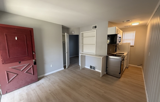 156 W 8 AVE