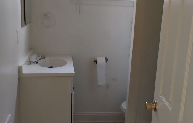 1 bed, 1 bath, $1,100, Unit 2nd Floor