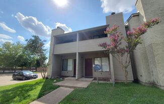 College Station - 2 bedroom / 1.5 bath / 2 story / Condo with washer/dryer!! Fenced Patio! Fireplace! Pool!