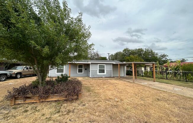 MUST SEE! GORGEOUS 3 Bedroom / 2 Bath Home Near Downtown!