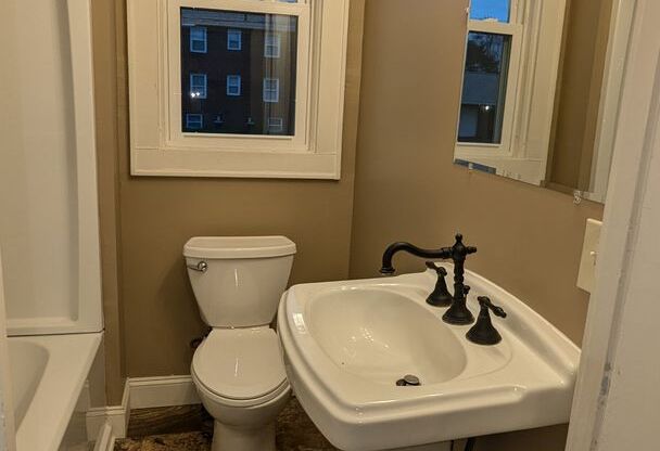 3 beds, 1 bath, $1,200, Unit Unit A