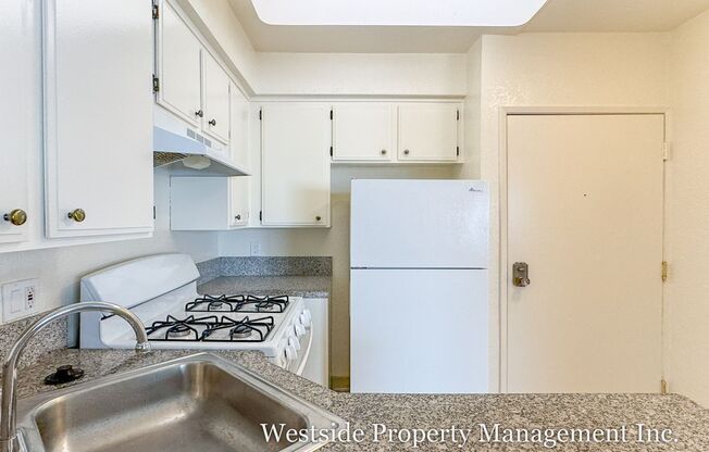 Studio, 1 bath, 350 sqft, $1,785, Unit 304