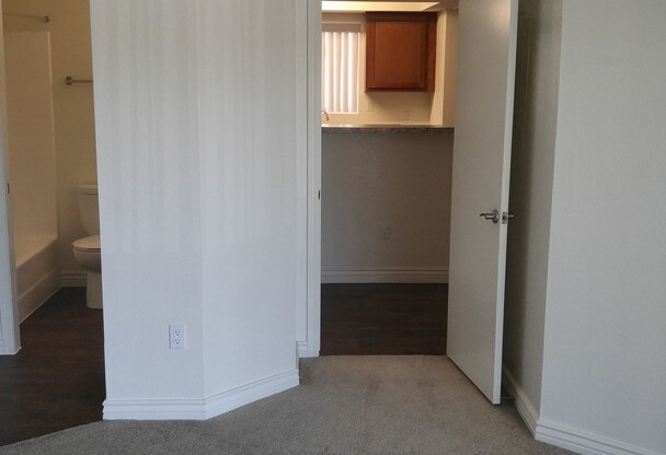 1 bed, 1 bath, 704 sqft, $1,400, Unit 244