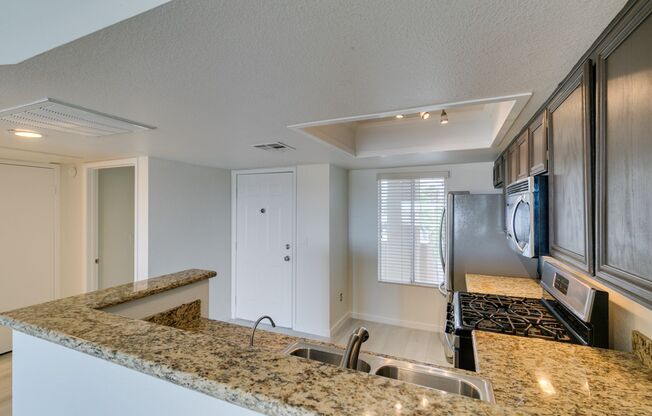 GORGEOUS 2 BEDROOMS UNIT*UPGRADED*TONS OF COMMUNITY AMENITIES*GATE COMMUNITY*