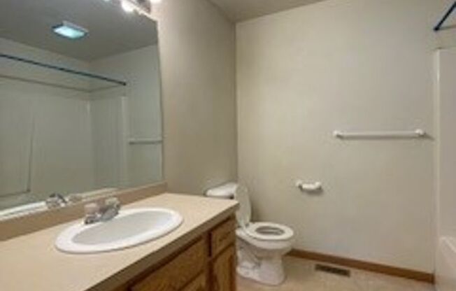 2 beds, 1 bath, $895, Unit APT. 2