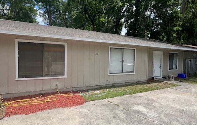 2-bedroom, 1-bathroom home 6 minutes from UF!