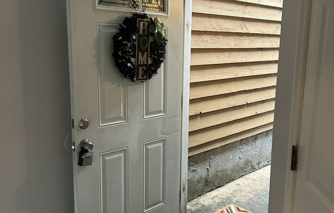 ***BACK ON THE MARKET****LIVING HERE WILL ENVY YOUR FRIENDS! LARGE 3- BEDROOM 2.5 BATH TOWNHOME