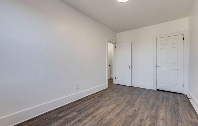 3 beds, 1 bath, $1,300, Unit (201 Locust)1st FLR Right