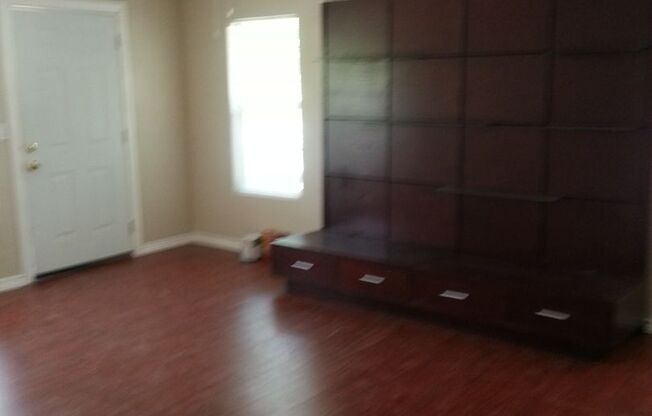 2 beds, 1 bath, 998 sqft, $950