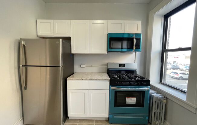 Hill Manor - Renovated Apartments Near Train Station