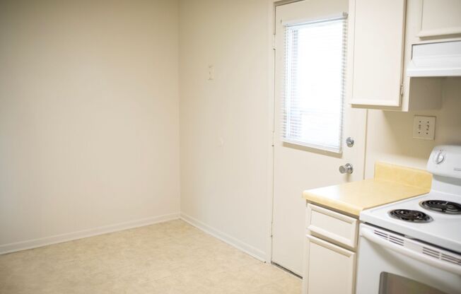 2 beds, 1 bath, 1,050 sqft, $800, Unit 04