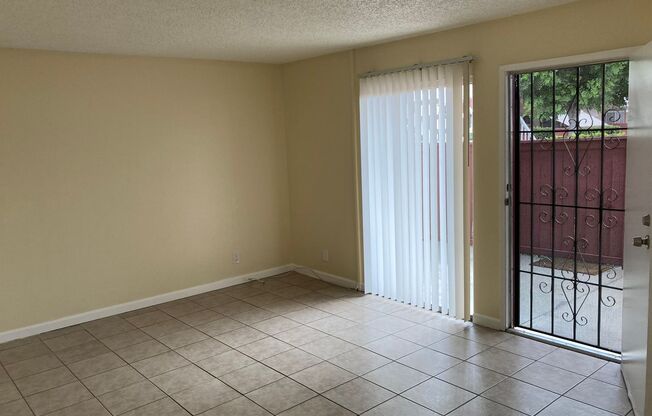 2 beds, 1 bath, 700 sqft, $2,295, Unit 1240-07