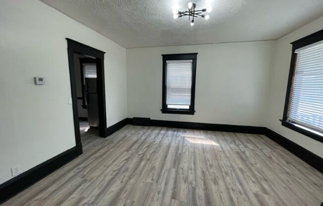 3 beds, 1 bath, 2 sqft, $995, Unit 633A W Chambers St (upper)