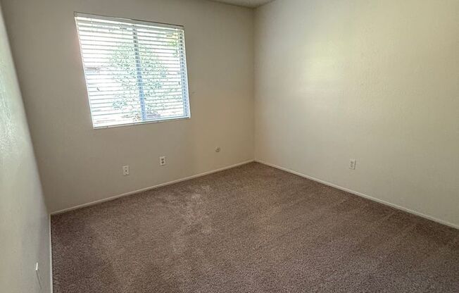 $500 OFF FIRST MONTH'S RENT-Two Story Condo Located in Park Like Setting