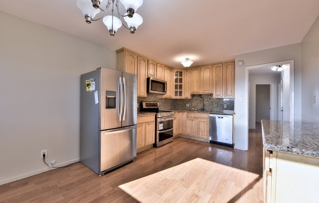 Light filled home+ Pet Friendly + Deck+ Lovely Yard