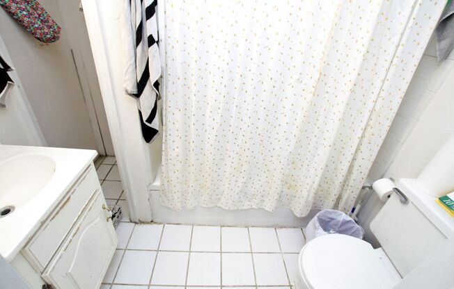 1 bedroom in  great location in Fairmount- Available August 1st