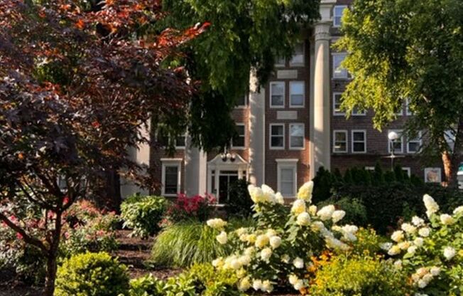 2 beds, 1 bath, $1,899, Unit 521