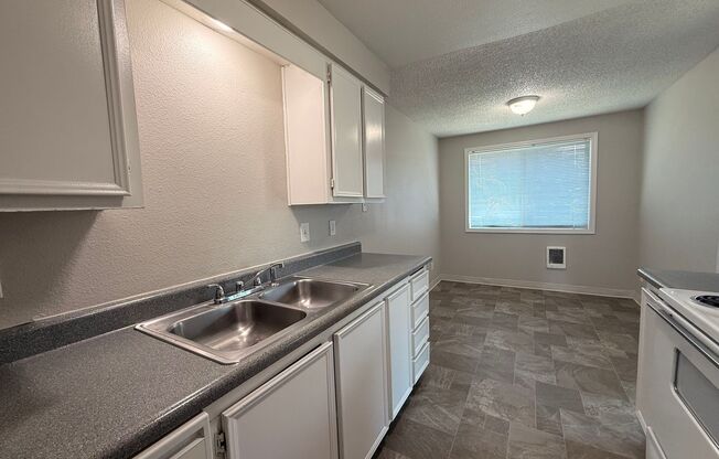 2 beds, 1 bath, 889 sqft, $1,175, Unit 04