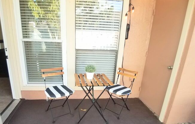 Beautiful 2/2 Towhhouse Feel Condo  x Rent in Winter Park next to Full Sail University !