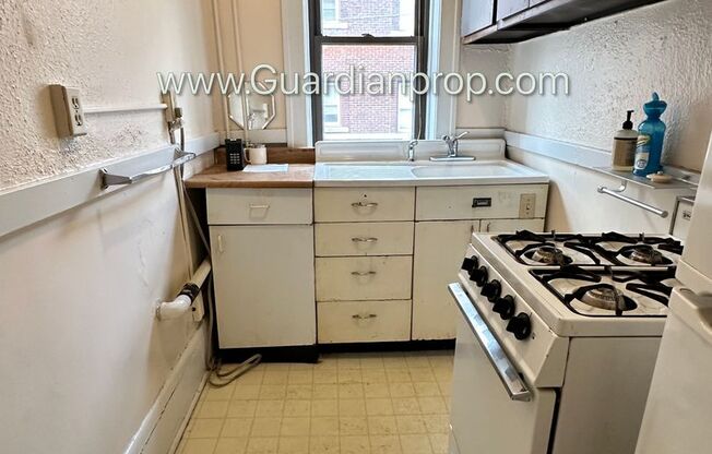 Spacious 1 Bedroom Lakes Uptown Apartment, Blocks from Both Lakes, Hardwood Floors, One Month Free