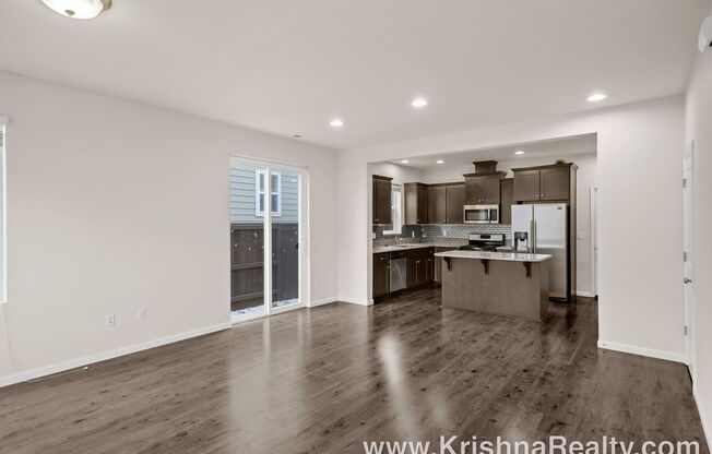 Charming Modern 3 BD* 2.5 BA& Townhome located in Popular North Bethany's Abbey Creek Community