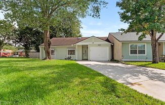 3 Bedroom, 2 Bathroom Lake Mandarin Home Available Now!