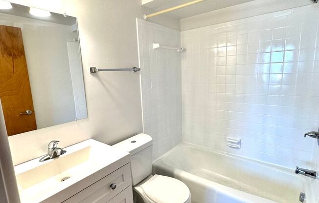 Studio, 1 bath, 480 sqft, $825, Unit 1E