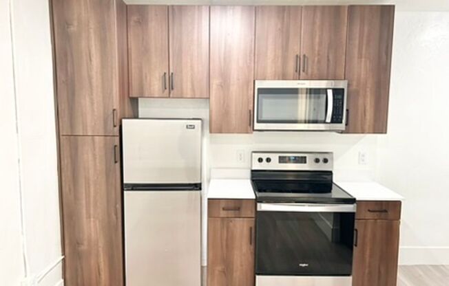 Studio, 1 bath, 425 sqft, $1,149, Unit 04