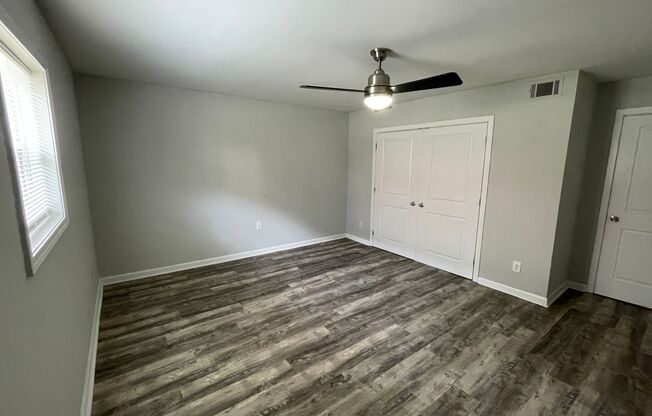 5911 Lone Oak