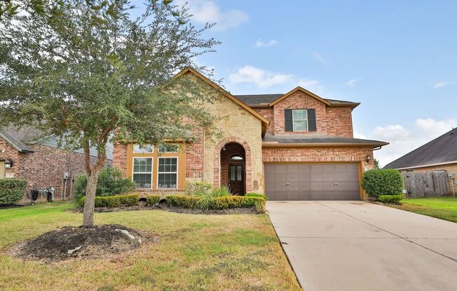 Waterfront Home with 4 Bedrooms and Outdoor Kitchen