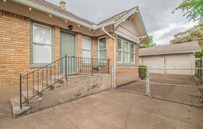 CHARMING HOME Close to UNT Health Science Center and in the Heart of the Cultural District!!