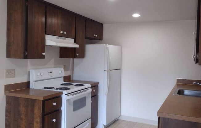 2 beds, 1 bath, 860 sqft, $1,375, Unit 4C