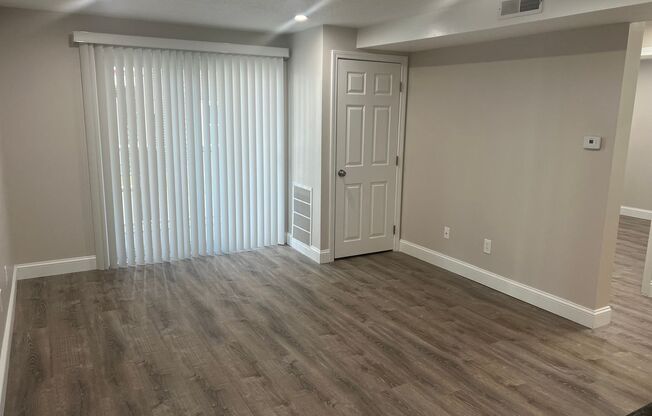 2 beds, 1 bath, 680 sqft, $2,350, Unit 27-11