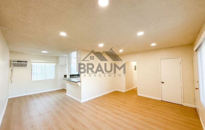 Villa East at Oxnard St.