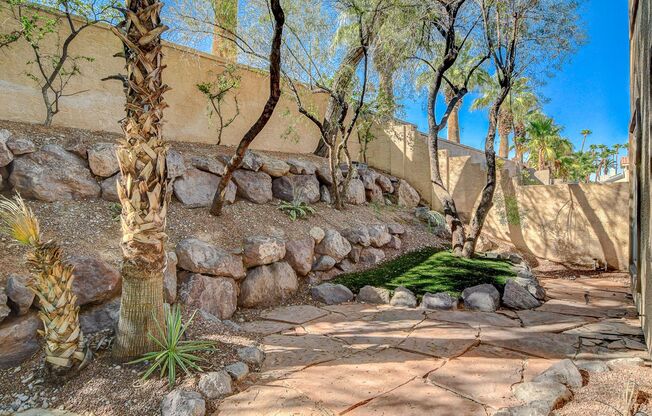 5 BDR/ 4.5 BTH, Triple Master Home including pool & spa!