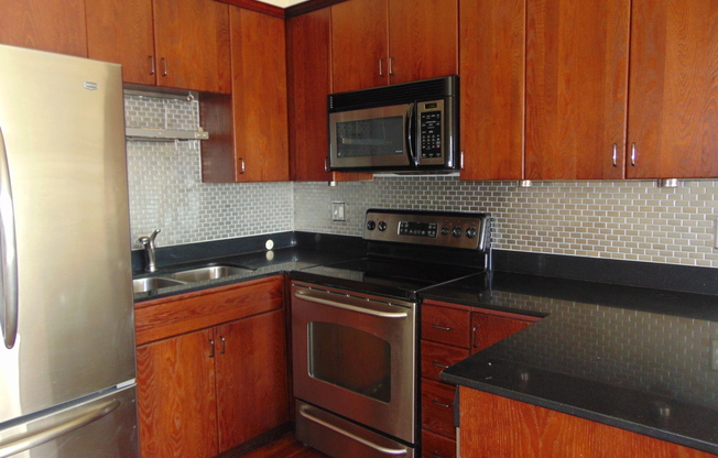 Lovely 2BR/2BA Townhome-Style Condo, Sand Point Area!  Great Location!