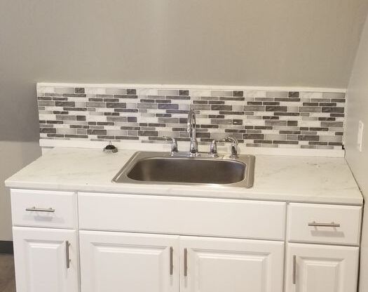 1 bed, 1 bath, 500 sqft, $650, Unit 3515 West 50th Up