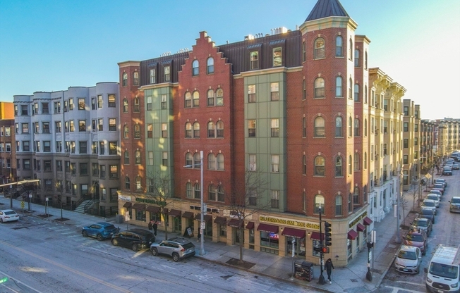 3 beds, 1 bath, 750 sqft, $4,600, Unit 204