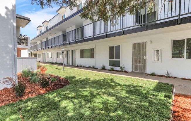 2 beds, 1 bath, 880 sqft, $1,695, Unit 141