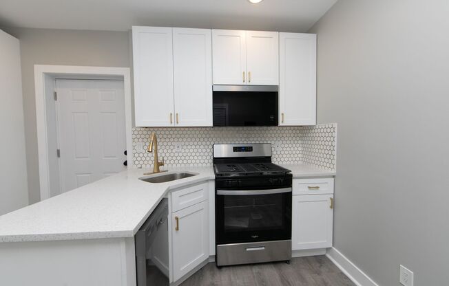 Beautiful Gut Renovated 2 Bed/1 Bath Apartment on Broadway Avenue in Camden!