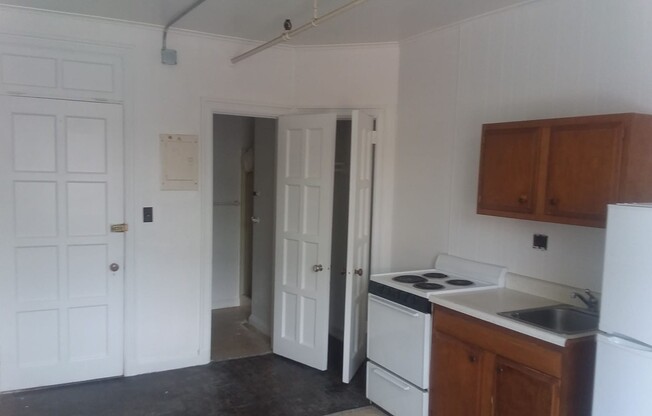 Studio, 1 bath, 150 sqft, $575, Unit 305