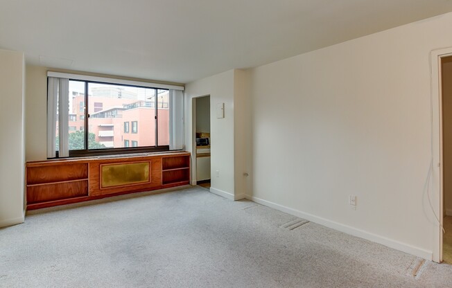 Spacious & Bright Studio at River Place East