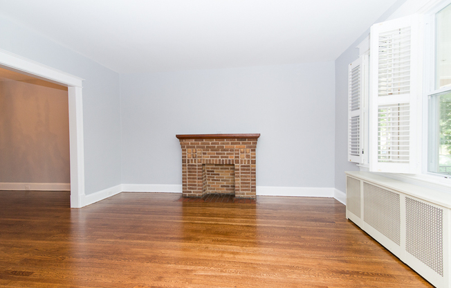 1863 INGLESIDE TER NW