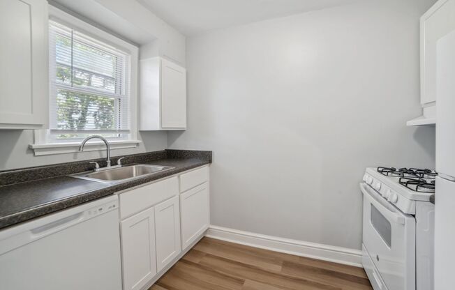 2 beds, 1 bath, 775 sqft, $1,060, Unit 656 Southcrest Court #3