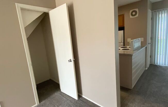 2 beds, 1 bath, 869 sqft, $1,139, Unit 12723T